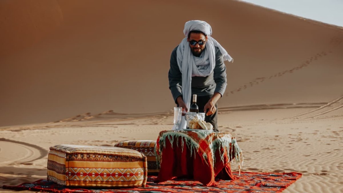 Mohamed preparing a desert table in the dunes of Merzouga